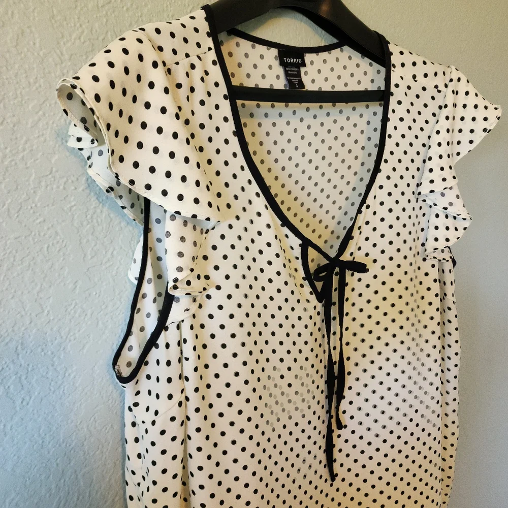 Torrid - 3X - White and Black Polka Dot Tie Neck - Picture 4 of 10